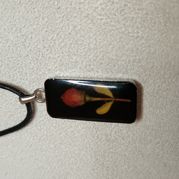 Vintage Necklace - Mini rosebud encased in resin - Picture 2 of 5